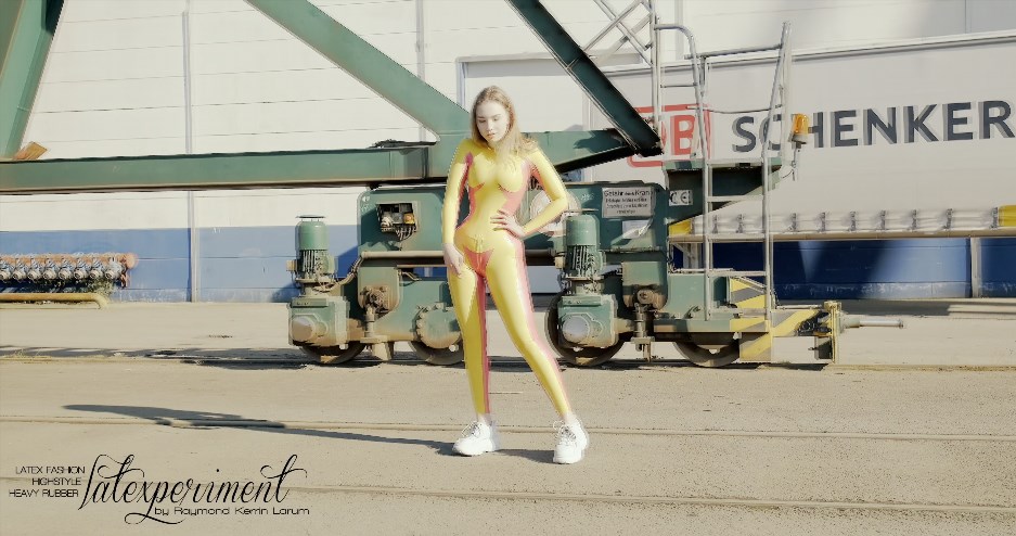 Serena Frost - Aquaerobika Suit - LateXperiment